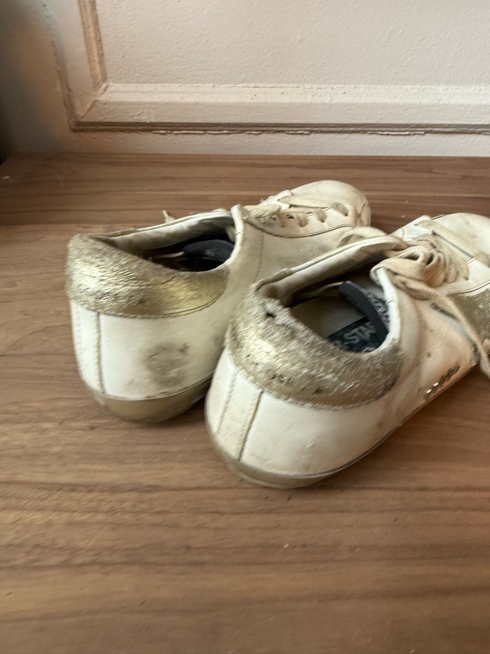 Golden Goose Style White superstar Leather Star Sneakers with Gold Accents - Picture 5 of 6